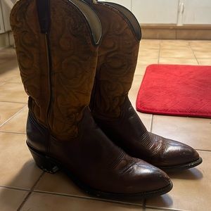 Wrangler, cowboy boots